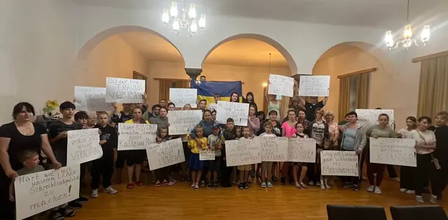 Ein Hilferuf an die Menschlichkeit. Für viele geflüchtete Familien aus der Ukraine ist das Stift Fiecht im Tiroler Unterland mehr als nur ein Dach über dem Kopf. Es ist ein Ort der Stabilität, des sozialen Zusammenhalts und des Wiederankommens in einem geordneten Alltag.  | Foto: Privat (Die Mütter der Kinder aus Fiecht)