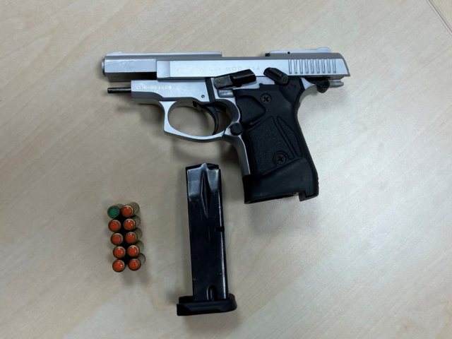 In der Donaustadt eskalierte ein Streit zwischen einem 17-Jährigen und einem 29-Jährigen in einem Fitnesscenter. Diese Schreckschusspistole wurde anschließend sichergestellt. | Foto: LPD Wien