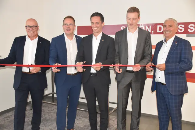 Symbolisch wurde das rote Band durchgeschnitten: Bürgermeister Georg Rosner, Landesdirektor Lukas Habeler, Regionaldirektor Matthias Gerbavsits, Standortleiter Paul Sagmeister und Vizebürgermeister Michael Leitgeb | Foto: Michael Strini