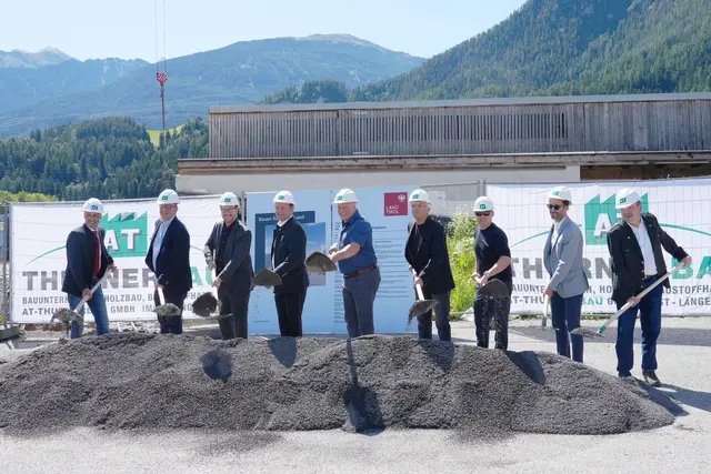 Hochbaureferent LHStv Philip Wohlgemuth und Agrarreferent LHStv Josef Geisler beim Spatenstich für das neue Wirtschafts- und Versuchsgebäude der LLA Imst. | Foto: Land Tirol/Dominik