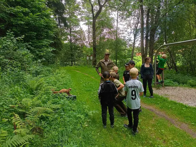 Die Jäger erklärten den Kindern ihre Aufgaben. | Foto: Jägerschaft Niederwaldkirchen