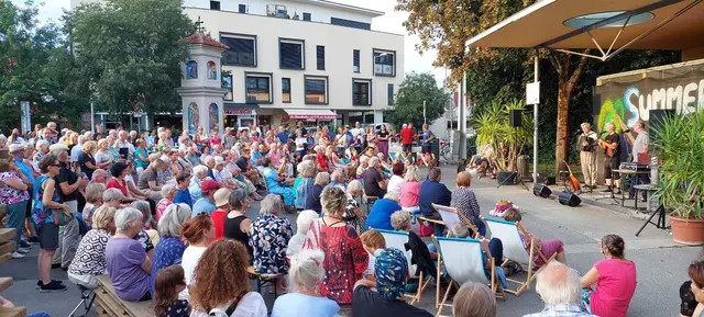 Die "Summer-Stage" auf dem Andritzer Hauptplatz sorgt für Unterhaltung. Auch La Strada ist mit einem Programmpunkt vertreten.  | Foto: Initiative Lebenswertes Andritz