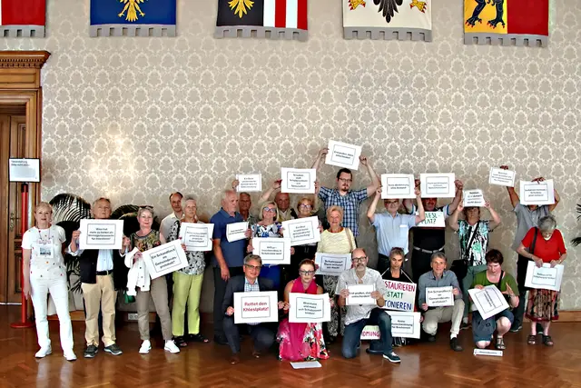 Unterstützerinnen und Unterstützer der Petition und Initiative "Rettet den Khleslplatz" beim Termin des Petitionsausschusses. | Foto: Erich Honsal