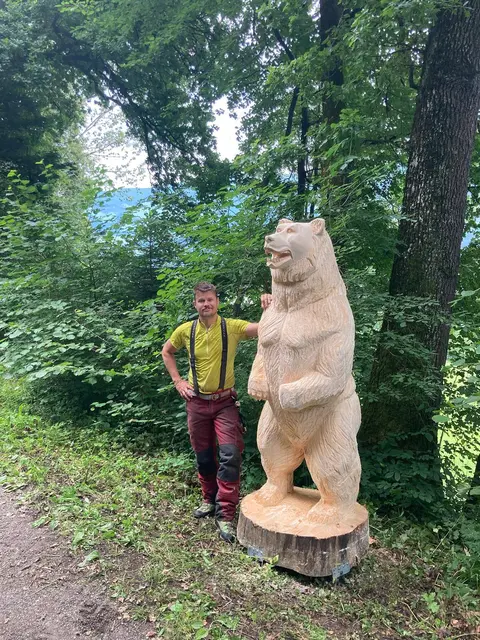 Bildhauer Lukas Pittl bei der Fertigstellung seiner neuesten Skulptur im Milser Wald. | Foto: Pittl
