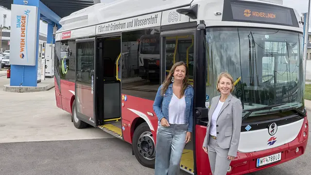 Ab September sollen zehn neue E-H2-Busse durch die Wiener Innenstadt fahren. Im Bild: Öffi-Stadträtin Ulli Sima (l., SPÖ) und die technische Geschäftsführerin der Wiener Linien, Gudrun Senk.  | Foto: Stadt Wien / Markus Waches