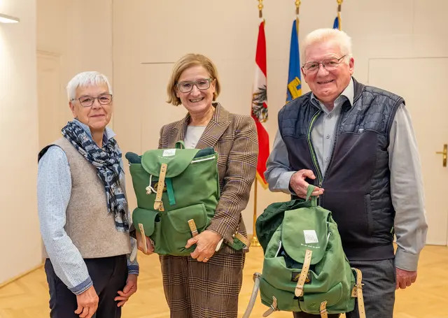 Anneliese Böswarth (l.) aus Neulengbach sieht im Bargeld eine wichtige Zahlungsmethode | Foto: © NLK Burchhart