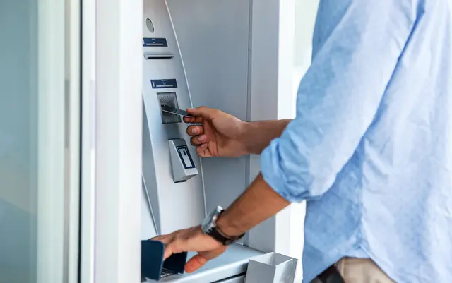 Ein 77-Jähriger vergaß nach seiner Bargeldbehebung sowohl dieses als auch seine Karte im Bankomat.(Symbolfoto) | Foto: stock.adobe.com/at/bobex73