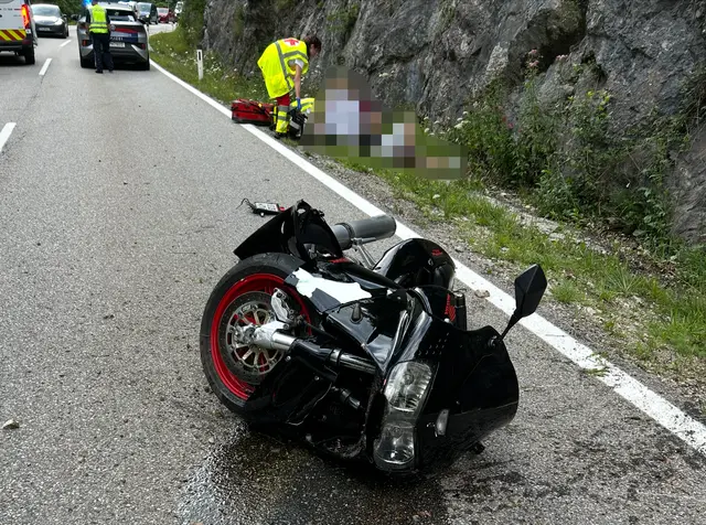 Vier schwere Motorradunfälle ereigneten sich auf Tirols Straßen. In Kufstein (im Bild), Zirl und Schönberg sowie Iselsberg-Stronach mussten die verletzten Motorradfahrer versorgt werden.  | Foto: zoom.tirol