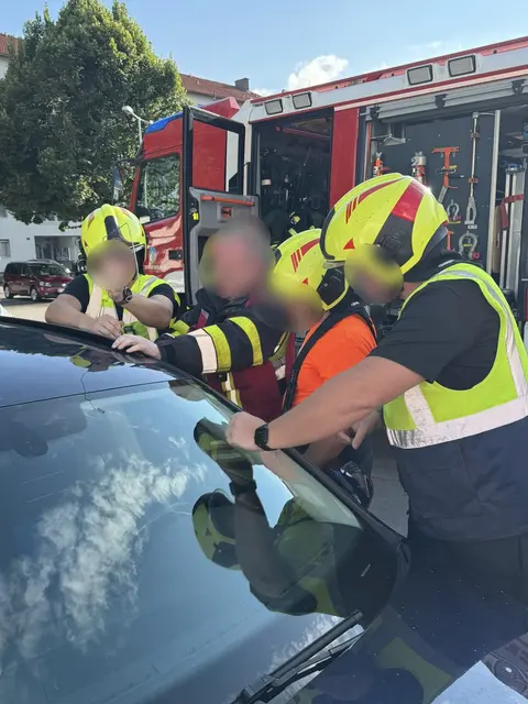 Mehrere Versuche scheiterten und als man sich dazu entschied das Fenster aufzubrechen, wurde der Ersatzschlüssel gebracht. | Foto: Fire Veiter - FF St.Veit/Glan