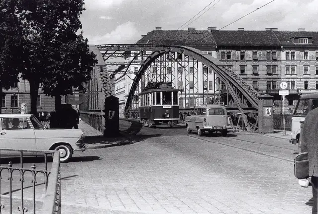 Das waren noch Zeiten: Bis zum Jahr 1962 überquerte die Straßenbahnlinie 2 die Keplerbrücke, die als Kettenbrücke unter dem Namen Ferdinandbrücke errichtet wurde. | Foto: Sammlung Kubinzky