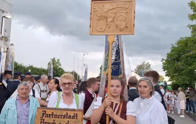 Rosemarie Weinöhrl, Josefa Ecker, die Schildträgerin aus Bruckmühl und Rita Kohn. | Foto: NÖ Senioren