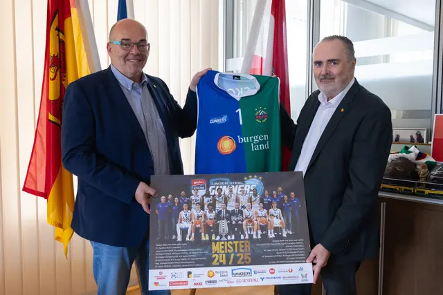 Gunners-Geschäftsführer Thomas Linzer überreichte ein besonderes Meistertrikot und ein Meister-Poster mit Unterschriften an Landeshauptmann Hans Peter Doskozil. | Foto: Landesmedienservice