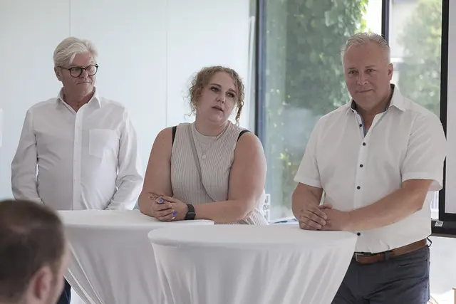 Von links: Walter Stoll (Gründer Stoll Wohnen Bau), Pia Jamina Walser (Stadt Imst, Obfrau Ausschuss Stadtentwicklung & Innovation), Bürgermeister Imst Stefan Weirather | Foto: Melitta Abber