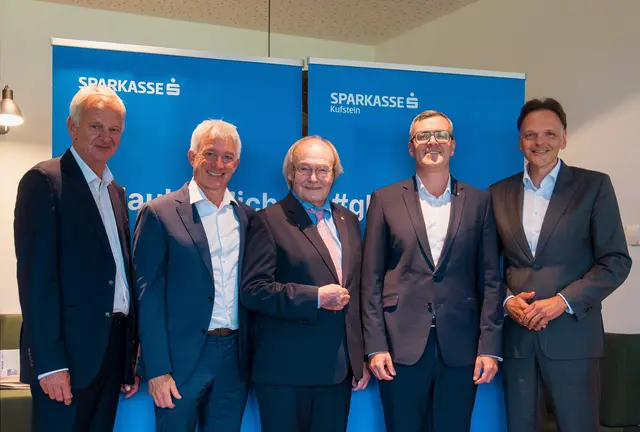 VDir. Klaus Felderer, Vereinsvorsteher-Stv. Dr. Peter Petzer, Präsident Siegfried Günther, Gastreferent Mag. Robert Schmidbauer LL.M. (Erste Group Bank AG, Group Secretariat and Legal) und VDir. Otto Dialer. (v.l.n.r.). | Foto: Sparkasse Kufstein