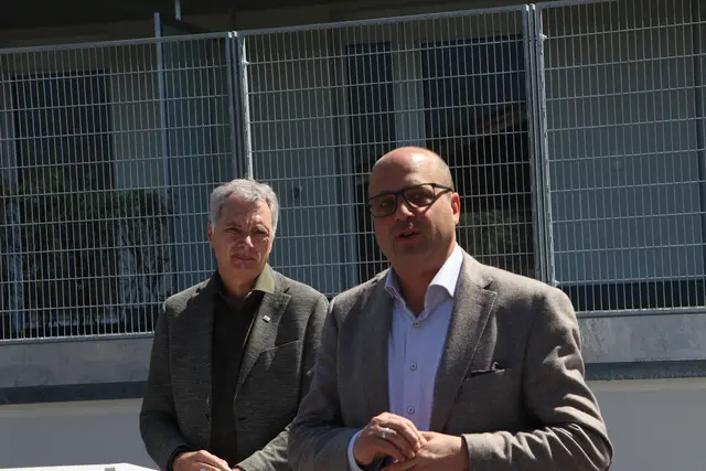 Bürgermeister Stefan Rueland begrüßte die neuen Mieter. | Foto: Seelos