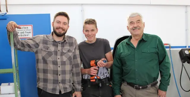 Die Werkstattcrew Chef Lukas, Lehrling Nico und Seniorchef Gerhard. | Foto: Privat
