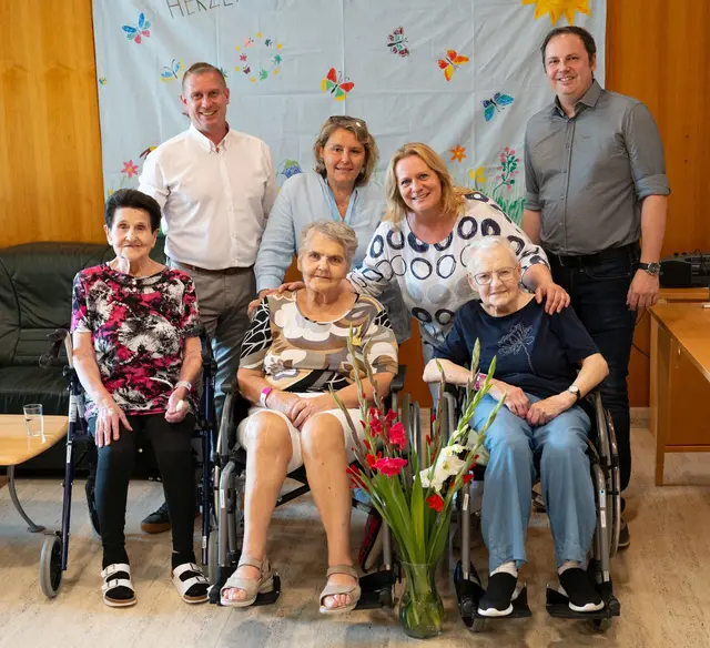 vorne v.l.: Die Bewohnerinnen Hermine Landstetter, Silvia Cvijanovic und Maria Gratzl freuen
sich über die Balkone mit dem herrlichen Ausblick
hinten v.l.: Alexander Wedekind (Leitung Pflege und Betreuung), Daniela Giefing (Leitung
Pflege und Betreuung), Daniela Daliborka-Meier (Management Pflege und Betreuung) und
Gregor Kopa (kaufmännischer Direktor) | Foto: LGA Krenn