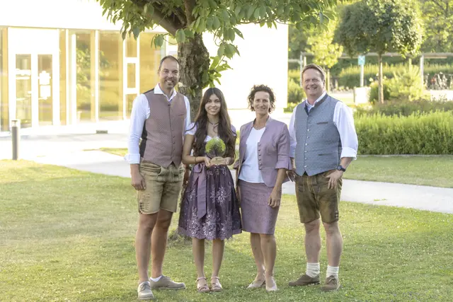 Nationalrat Klaus Lindinger, Preisträgerin der Fachrichtung "Hauswirtschaft", Marlene Schöberl, Fachvorständin Manuela Schimpl und Direktor Karl Kronberger bei der Auszeichnung der diesjährigen Abschlussarbeiten. | Foto: TAFF Fotografia