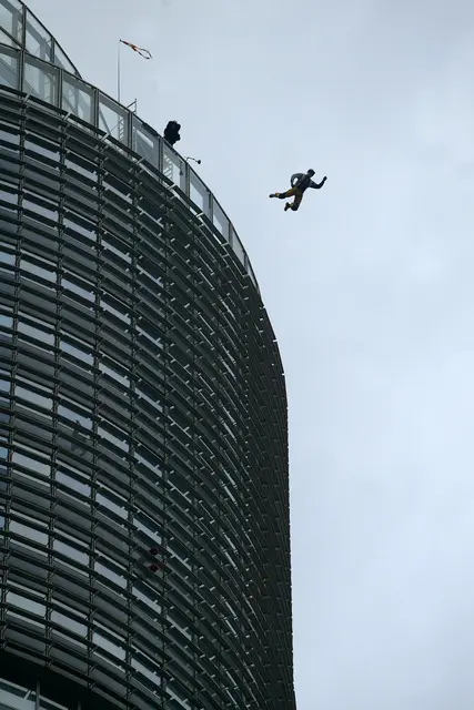 Felix Baumgartner beim Sprung vom Millennium Tower. (Archiv) | Foto: ROLAND SCHLAGER / APA / picturedesk.com