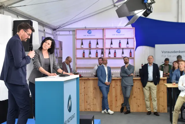 Oskar Platter, Präsident der Notariatskammer für Tirol und Vorarlberg im Gespräch mit Moderatorin Kathi Hager. | Foto: Kendlbacher