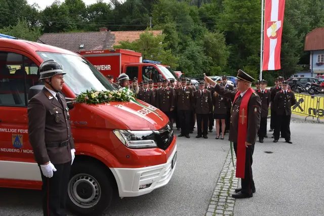 Feuerwehrkurat Boguslaw Swiderski segnete das neue Fahrzeug. | Foto: Pusterhofer