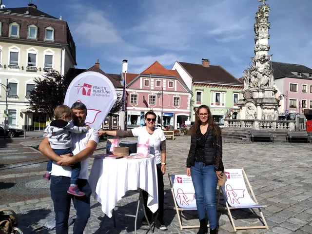 Mit Liegestühlen, Gesprächen und viel Herz machten die „Mutmacherinnen unterwegs“ der Frauenberatung Waldviertel am Zwettler Hauptplatz Halt – und boten Frauen einen geschützten Raum für Austausch, Information und neue Perspektiven. | Foto: Frauenberatung