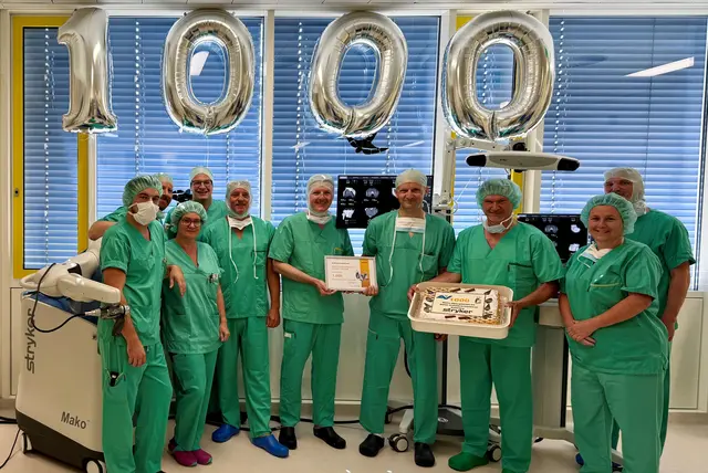 as Team um Prof. Christian Kammerlander bei der erfolgreichen 1.000 Implantierung einer Knieprothese. | Foto: AUVA
