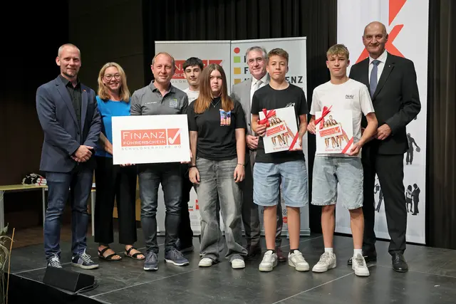 Landesrat Christian Dörfel, Ulrike Weiß (Leiterin der Abteilung Konsumentenschutz der Arbeiterkammer OÖ), Schulqualitätsmanager Mag. Manfred Schörghuber und Johannes Kletzl,Geschäftsführer der Schuldnerhilfe OÖ, sowie Absolvent:innen des OÖ Finanzführerscheins | Foto: Land OÖ/Stinglmayr