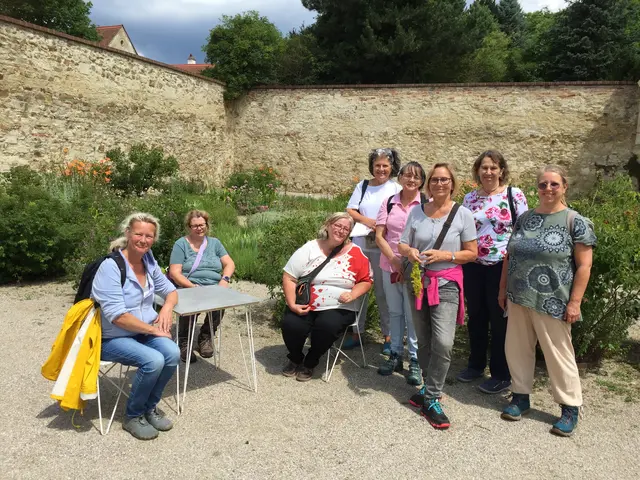 Die Teilnehmerinnen erfahren über die Sommerkräuter.  | Foto: Michaela Hörl