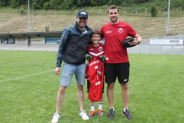 Tobias gewann ein unterschriebenes Original-Trikot des FC Bayern und freute sich riesig. Im Bild mit Bgm. Patrick Geir und Nachwuchsleiter Christian Hörtnagl | Foto: SV Matrei