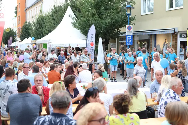 Musik und eine große Auswahl an Speisen sorgen bei den Besuchern auf dem Marktfest für gute Laune. | Foto: Andreas Maringer