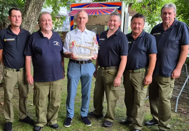 Die Feuerwehrkameraden gratulierten Josef "Waux" Halper (3.v.l.) zum 70. Geburtstag. | Foto: Feuerwehr Rotenturm