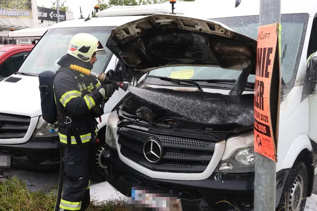 Die Feuerwehr musste einen Kleintransporter im Welser Stadtteil Pernau löschen, in dessen Motorraum es nach einer Reparatur zu brennen begonnen hatte. | Foto: laumat.at