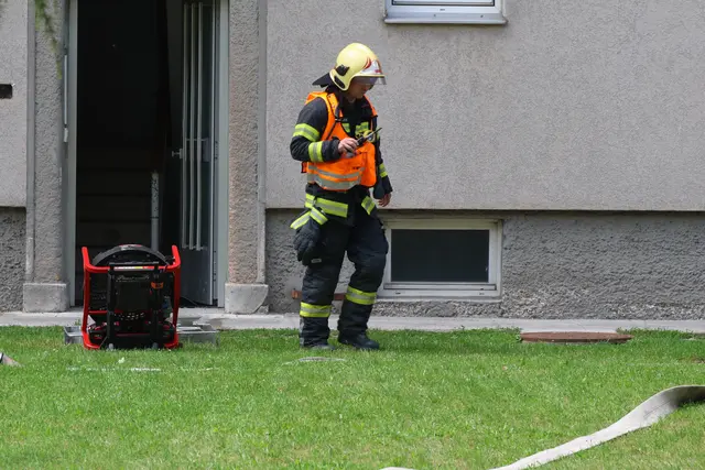 Großeinsatz der Einsatzkräfte in Wels-Neustadt. Ein vermeintliches Feuer stellte sich als angebranntes Essen heraus. | Foto: laumat.at