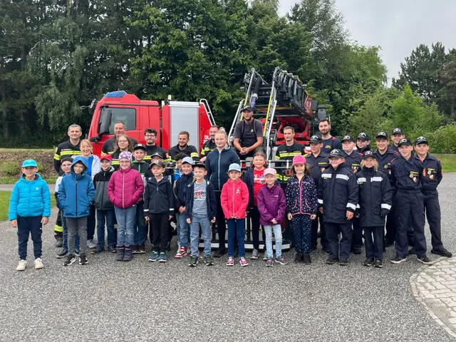 Gruppenbild der Kinder mit den Feuerwehrmitgliedern. | Foto: FF Waidhofen/Thaya