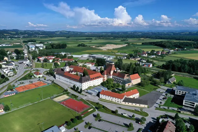 Blick auf die 1.900-Einwohner-Gemeinde Baumgartenberg. Wahrzeichen sind das Kloster und die ehemalige Stiftskirche. | Foto: Albert Kern/BGBTV