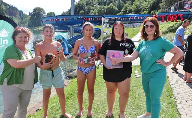 Kniend, sitzend und liegend rutschten Sebastian Tirschl, Amelie Arslan und Denise Richter zu Bestzeiten. Bgm. Doris Dirnberger (li) und GR Andrea Neundlinger gratulierten. | Foto: Edith Ertl