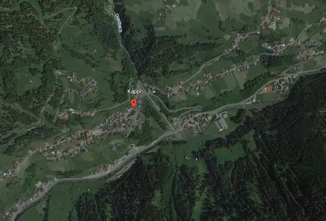 Auf der Baustelle eines Einfamilienhauses in Kappl stürzte der Bauherr vom Gerüst, der Polier konnte sich festhalten. | Foto: googleearth/MeinBezirk