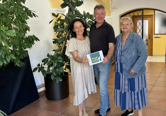 Vor dem Mikrofon des Stadtradios, im Bild mit Regina Steininger, plauderten Marianne Mendt und Bürgermeister Martin Falk aus dem Nähkästchen.  | Foto: Stadtradio