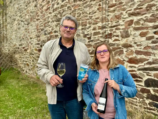 Für den passenden Tropfen zum Anstoßen sorgte Winzer Wolfgang Kauderer aus Stoitzendorf. Er kredenzte seinen Wein „Rathauszinne“, der zugleich der Stadtwein Eggenburgs ist. | Foto: Markus Kahrer