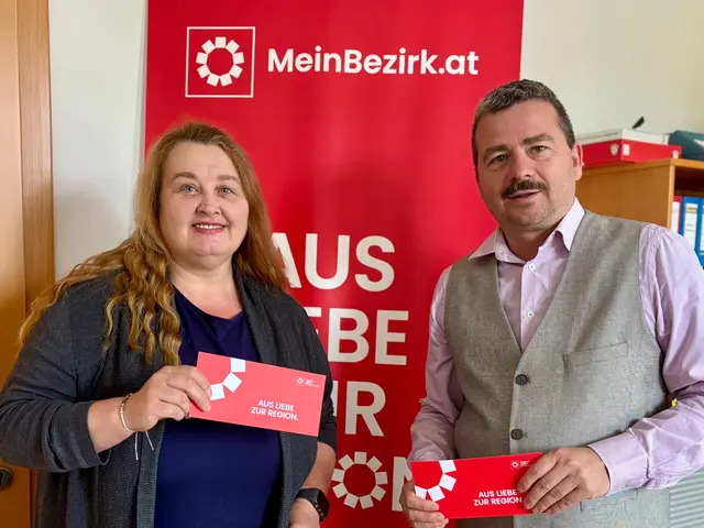 Ossi Hicker ließ es sich nicht nehmen, der Gewinnerin persönlich zu gratulieren. | Foto: Markus Kahrer