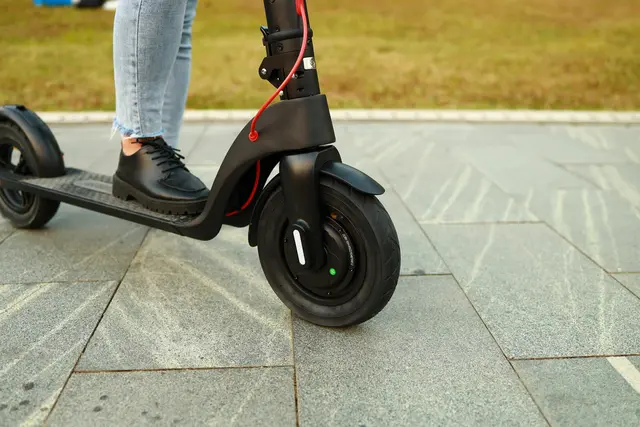 Am gestrigen Donnerstagabend war in der Stadt Salzburg ein E-Scooter-Fahrer mit 2,8 Promille unterwegs. Einmal kollidierte er mit einer Hausmauer und ein weiteres Mal verlor er die Kontrolle über sein Fahrzeug. Dabei verletzte er sich unbestimmten Grades. | Foto: Symbolbild: Yiting He/Unsplash