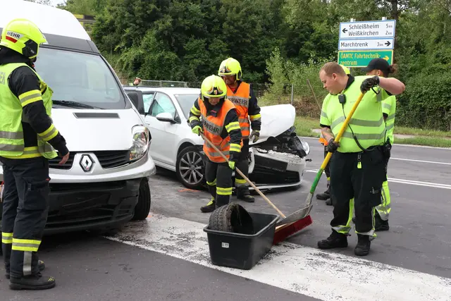 In Weißkirchen stießen ein Pkw und ein Kleintransporter bei der Autobahnauffahrt zusammen und verursachten eine Verkehrsbehinderung auf der Marchtrenker Straße.