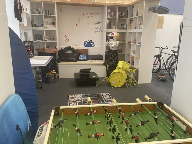 Ein Jugendkeller mit PlayStation und Tischfußball befindet sich direkt neben dem "Arbeitszimmer"-Pavillion. | Foto: Kristof Paksanszki/MeinBezirk