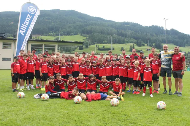 Rund 60 junge Kicker des SV Matrei waren bei der ersten Auflage des Sommer-Fußballcamps mit dabei, im Bild mit dem Trainerteam und Sponsor Martin Übergänger | Foto: SV Matrei
