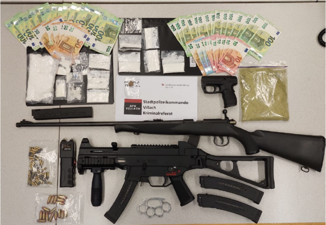 Waffen, Geld und Drogen wurden von der Polizei sichergestellt. | Foto: LPD Kärnten