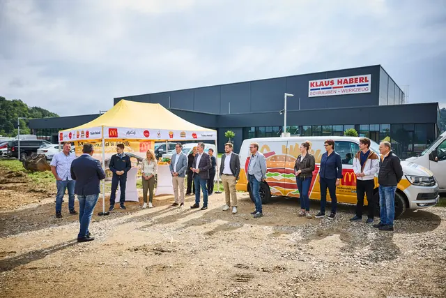 Das geplante Restaurant nahe der Autobahnabfahrt in der Stadtgemeinde Melk wird mit Gästebereich, Tischservice, Doppel-McDrive, einem Outdoor-Playland sowie einem McCafé ausgestattet sein. Insgesamt bietet der einstöckige Neubau Platz für 170 Gäste – davon befinden sich 56 Sitzplätze auf der Terrasse. | Foto: Franz Gleiß