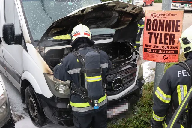 Die Feuerwehr musste einen Kleintransporter im Welser Stadtteil Pernau löschen, in dessen Motorraum es nach einer Reparatur zu brennen begonnen hatte. | Foto: laumat.at