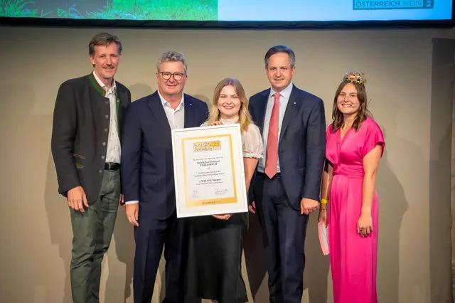 Jungwinzerin Friedrich mit der Auszeichnung zum besten Schilcher Österreichs. | Foto: Schilcherweingut Friedrich