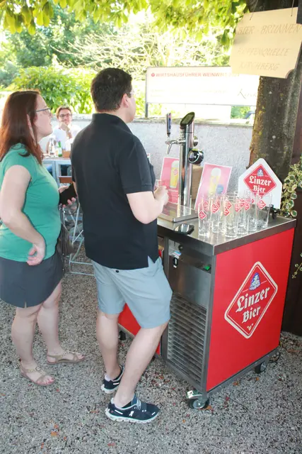 Hier probierten sich die ersten Gäste beim Selbstbedienungsbrunnen aus. | Foto: MeinBezirk Linz-Land